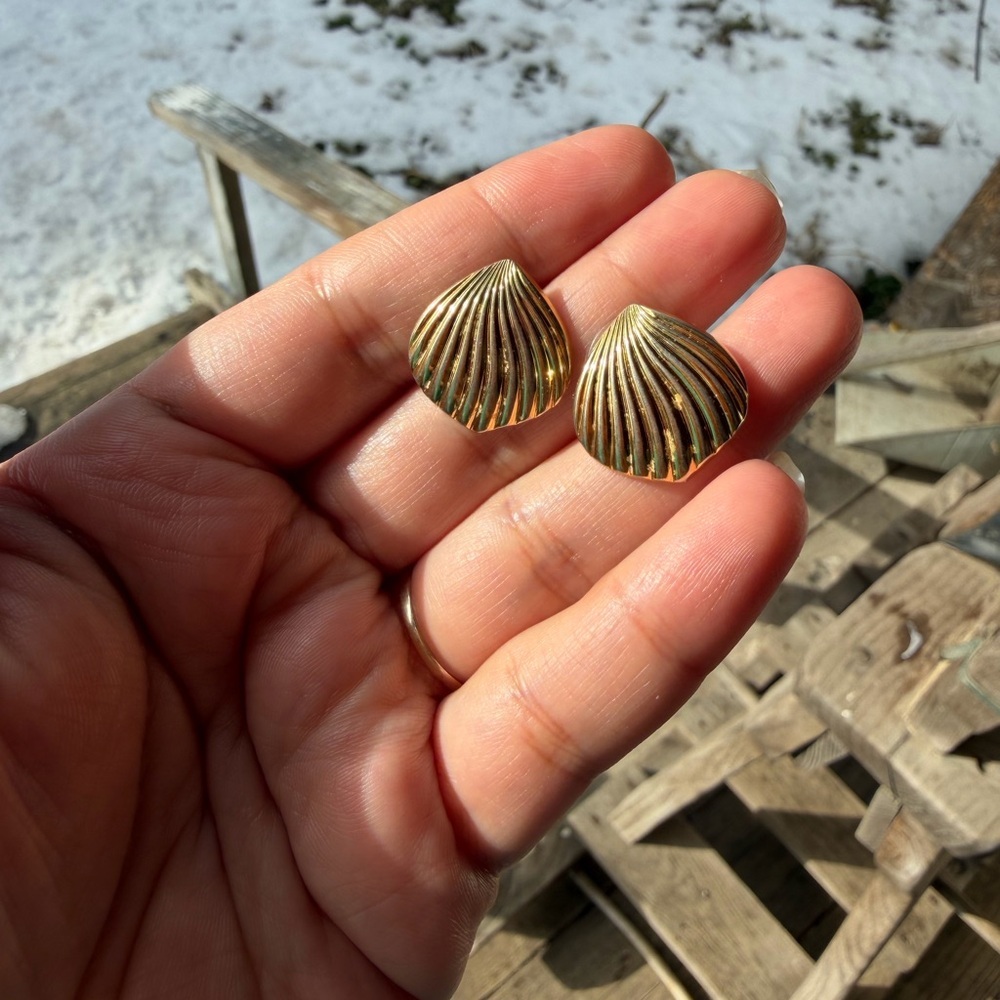 Sea Shell Fan Shaped Vintage Gold Tone Earrings